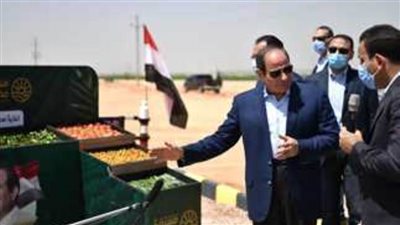 الرئيس السيسي يتفقد مشروع مستقبل مصر للإنتاج الزراعي بالصحراء الغربية