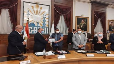 محافظ القاهرة يكرم عددا من المشاركين في رفع كفاءة مسار المومياوات