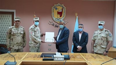 بعد التفاني في علاج المصابين بقطاري طهطا.. القوات المسلحة تكرم مدير المستشفى الجامعي بسوهاج