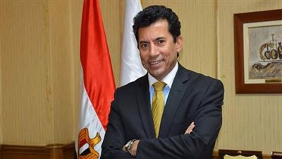 وزير الرياضة يهنئ المنتخب المصري للمصارعة بمطار القاهرة 