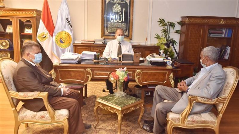 محافظ أسيوط يناقش