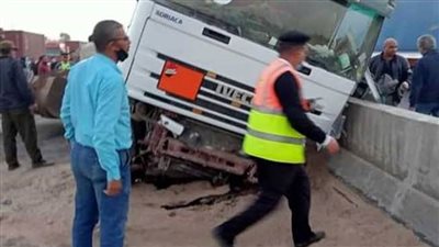 انقلاب سيارة محملة بالزيت على الطريق الصحراوي وإصابة قائدها بالمنيا