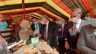 وزير التموين ومحافظ القليوبية يفتتحان معرض 