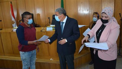 تسليم 151 مشروعا تنمويا متنوعا للمرأة المعيلة والشباب بالمنيا 