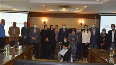 محافظ الجيزة يكرم أمهات وأسر الشهداء.. ويوجه بإنشاء قسم للتواصل مع أسر الشهداء وحل مشكلاتهم