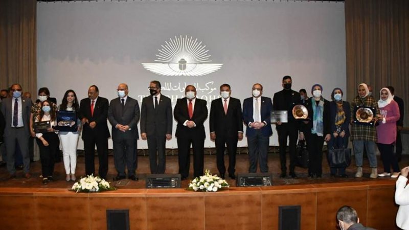 المكرمون يتوسطهم