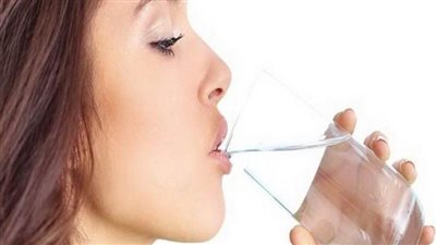 طبيب يحذر من مخاطر عدم شرب الماء على زيادة الوزن والسمنة