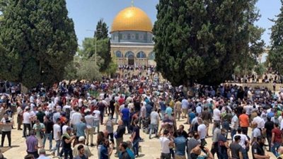 آلاف المصلين يؤدون 