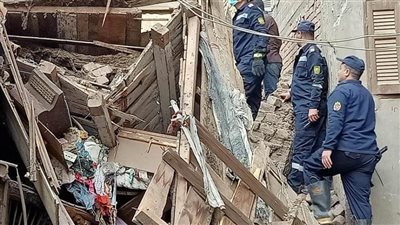 استخراج 5 أفراد من أسفل منزلين انهارا بحي غرب أسيوط (صور)