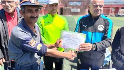 منطقة إسكندرية لكرة القدم تكرم فرد أمن بسبب أمانته