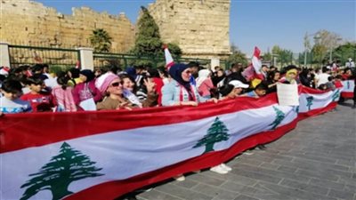 محتجون لبنانيون ينظمون وقفة احتجاجية للمطالبة بحكومة انتقالية وتنفيذ الإصلاحات