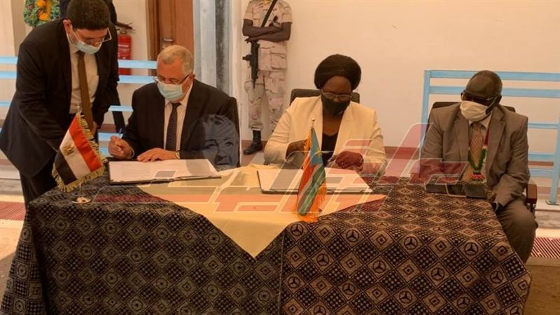 وزير الزراعة أثناء