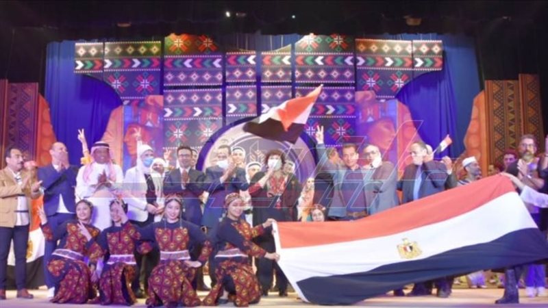 وزيرة الثقافة مع