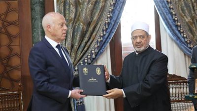 الإمام الأكبر يهدي الرئيس التونسي نسخة من وثيقة الأخوة الإنسانية