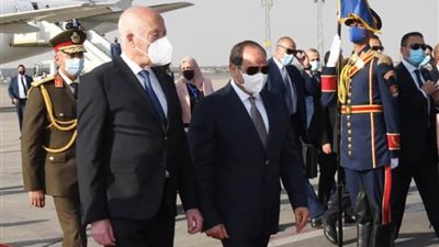الرئيس السيسي يودع ضيفه الرئيس التونسي قيس سعيد بمطار القاهرة
