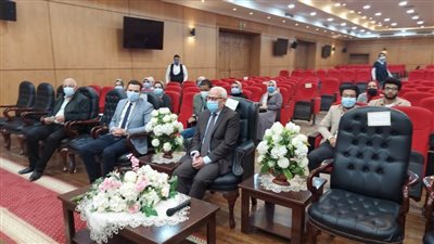 محافظ بورسعيد يشارك خريجي كلية طب الأسنان من أبناء المحافظة أداء قسم المهنة