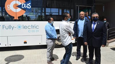 محافظ البحر الأحمر يعلن تشغيل أول أتوبيس نقل عام يعمل بالكهرباء