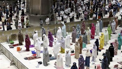 المسلمون يبدأون رمضان بـ