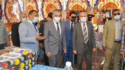 بالتزامن مع حلول شهر رمضان.. محافظ سوهاج يفتتح معرض 