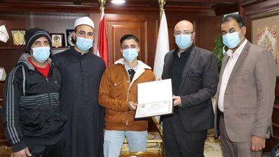 محافظ بني سويف يٌكرًم 