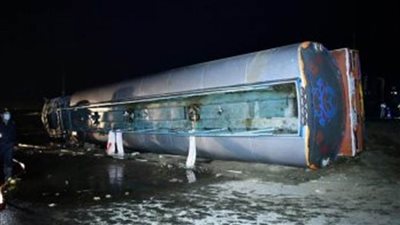 انقلاب سيارة محملة بمواد بترولية بطريق القاهرة الفيوم