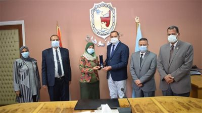جامعة سوهاج تكرم باحثة بالطاقم التمريضى بالمستشفى الجامعي لحصولها على درجة الدكتوراه