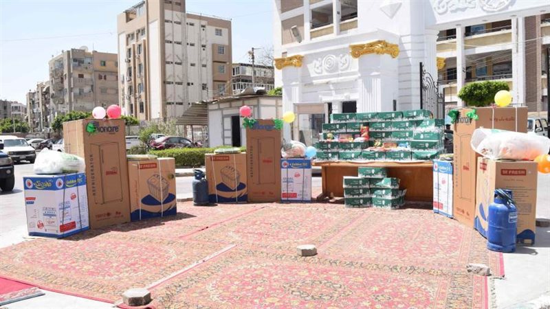 محافظ المنيا يسلم