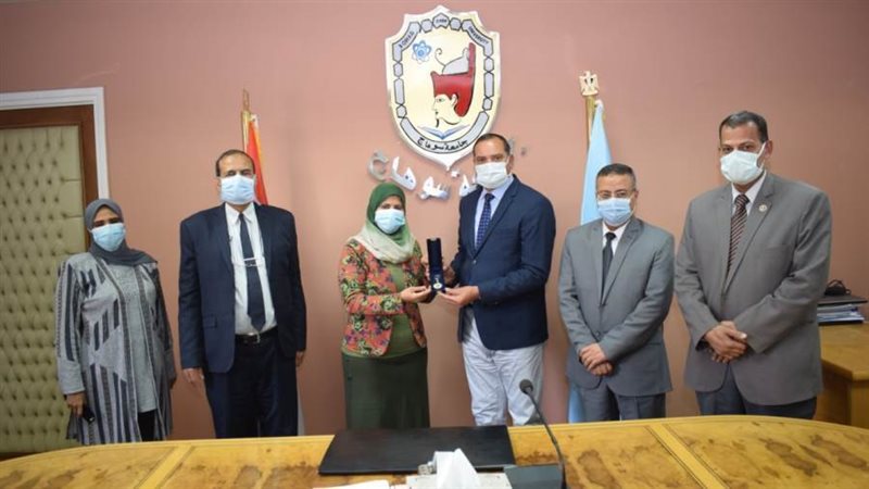 جامعة سوهاج تكرم