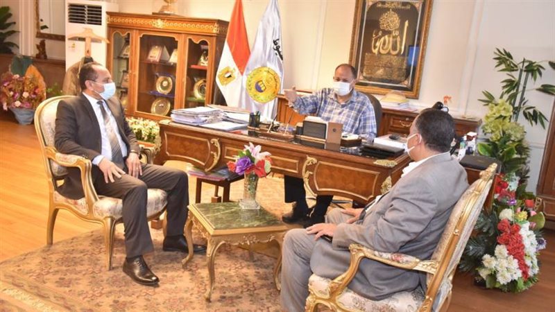 محافظ أسيوط يلتقي