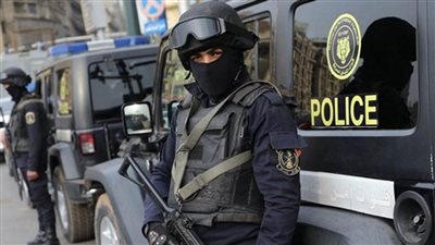 تفاصيل تداول فيديو يظهر خلاله شخص يحاول التعدي على ضابط شرطة