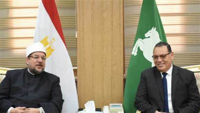 محافظ الشرقية يهدي درع المحافظة لوزير الأوقاف تقديرًا لجهوده في نشر الفكر الوسطي