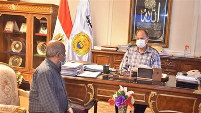 محافظ أسيوط يلتقي مسؤولي هيئة الطرق ويوجه بالالتزام بالجداول الزمنية لمشروعات الرصف