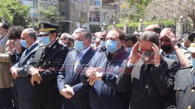  الكتاب والصحفيين يؤدون صلاة الجنازة علي جثمان الكاتب الصحفي مكرم محمد أحمد 