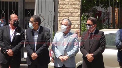 مواراة جثمان جثمان الراحل مكرم محمد أحمد الثرى بمقابر العائلة