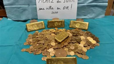 حكاية سبائك الذهب والعملات المعدنية المخبأة في منزل قديم 