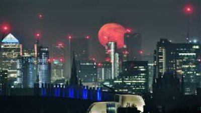 البدر الأكبر في العام .. القمر الوردي العملاق يزين السماء .. تعرف على التوقيت