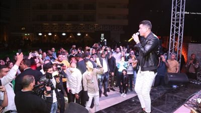 فنانون ومشاهير بصحبة حسن شاكوش في أولى حفلات خيمة 