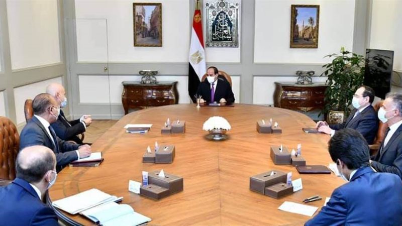 الرئيس خلال الإجتماع