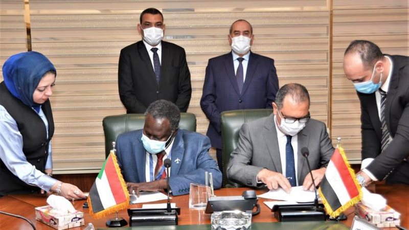 اثناء توقيع مذكرة