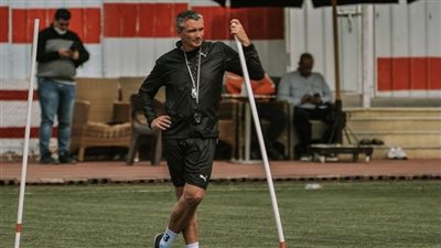 مران الزمالك.. كارتيرون يتفقد أرضية ستاد القاهرة