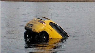 إنقاذ أسرة بعد انقلاب سيارتهم في مياه الرياح التوفيقي بالدقهلية