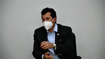 وزير الشباب والرياضة يتعرض لحادث سير.. تعرف على تفاصيل حالته الصحية