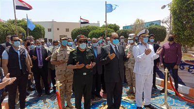 محافظ أسيوط يضع إكليل الزهور على النصب التذكاري لشهداء قرية بني عديات
