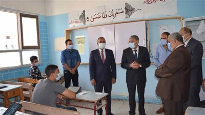محافظ المنيا يتفقد عددا من لجان الاختبارات التجريبية للثانوية العامة