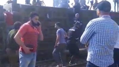 سيارات الإسعاف تنقل مصابي انقلاب قطار القاهرة/ طنطا بطوخ.. (صور)