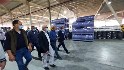 محافظ بورسعيد يتفقد مصنع إطارات السيارات