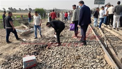 فريق من النيابة العامة يعاين موقع انقلاب قطار بطوخ