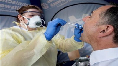 الحكومة اليونانية تبدأ توزيع اختبارات فيروس كورونا الذاتية على الموظفين