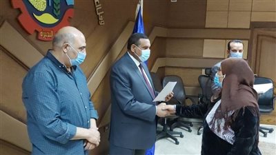 حياة كريمة.. محافظ البحيرة يسلم 175 مواطنا نماذج تصالح مدفوعة مجانا (فيديو وصور) 