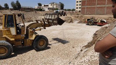 الانتهاء من أعمال الإخلال وبدء أعمال الخرسانات في المجمع الخدمي بقرية العبور 